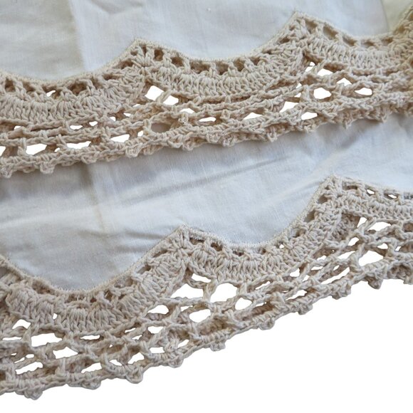 Vintage Pair of 2 Beige Cotton Pillowcases Crochet Lace Trim Standard 20x31 NEW - Picture 5 of 11